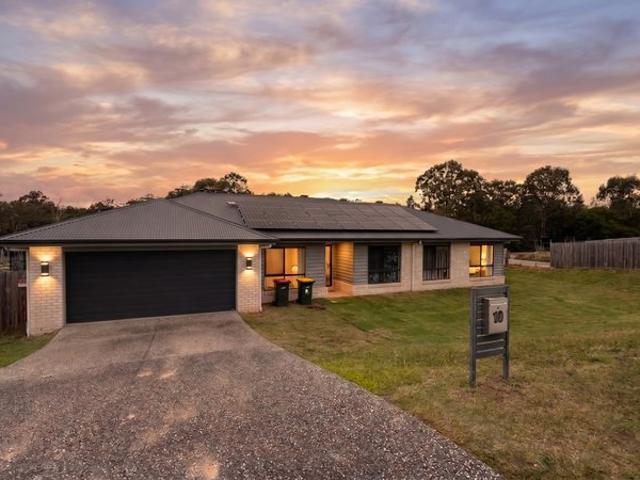 Near New Modern Living on Almost an Acre 10 Piddington