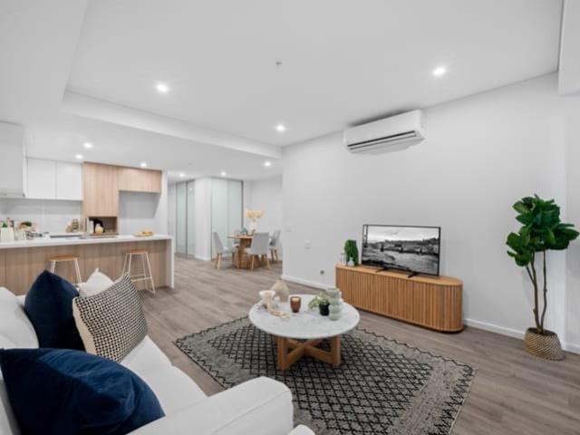 Near new modern stylish unit!