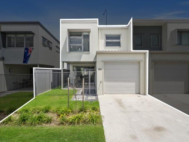 NEAR NEW MODERN TOWNHOUSE INTERSTATE SELLERS SAY SELL & ALL OFFERS ARE CONSIDERED!