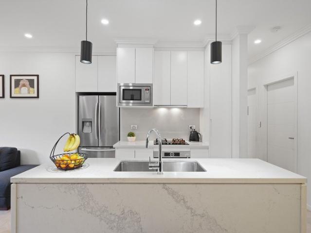 Near New Modern Villa, Minutes from the Waterfront