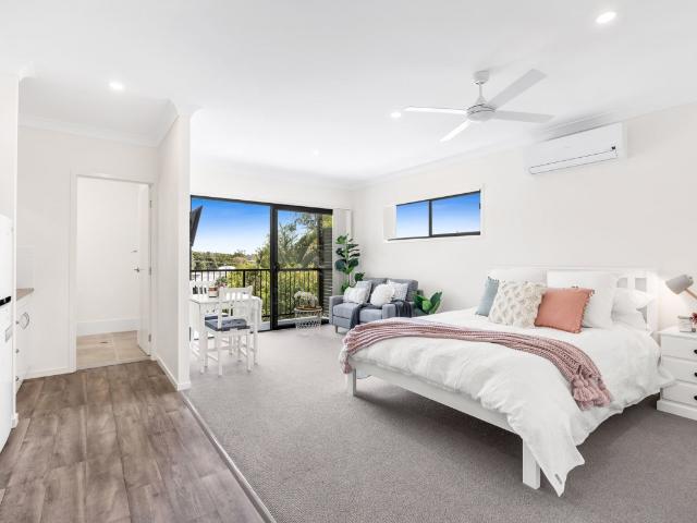 NEAR NEW MORNINGSIDE STUDIO APARTMENT UPSTAIRS WITH BALCONY AND WALK IN ROBE