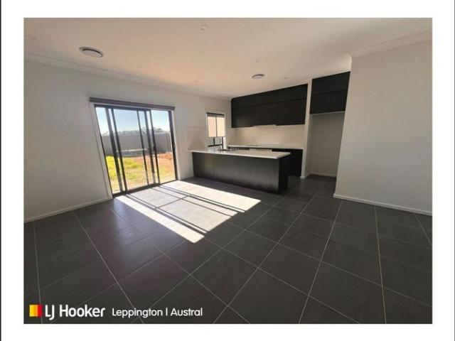 NEAR NEW | MOVE RIGHT IN