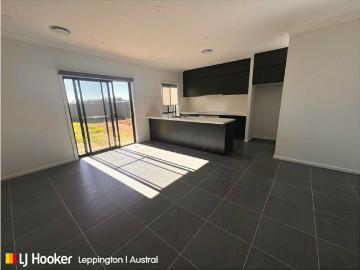 NEAR NEW | MOVE RIGHT IN