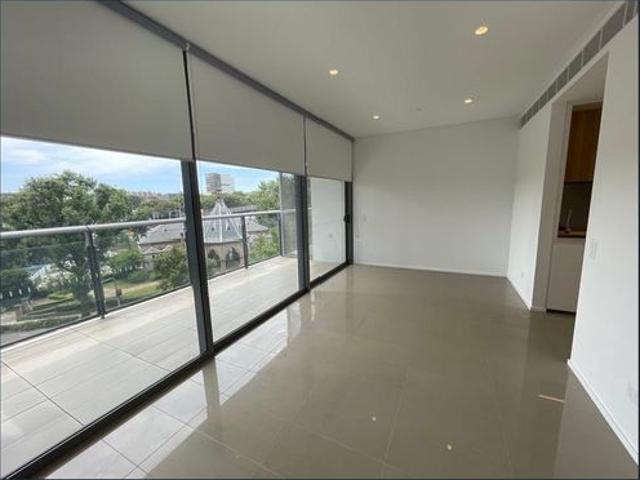 Near new one bedroom apartment in central park *unfurnished, bill not included