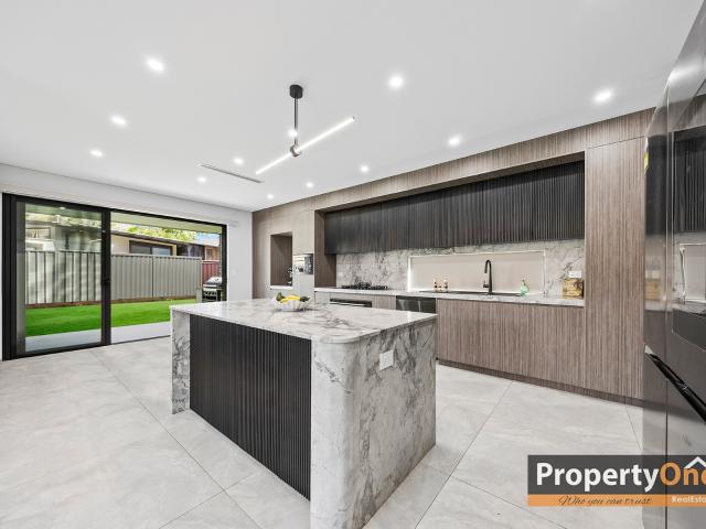 Near New Opulence, 7 Bedroom Family Masterpiece with inground pool & Basement Parking