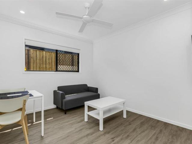 NEAR NEW OXLEY STUDIO UNIT