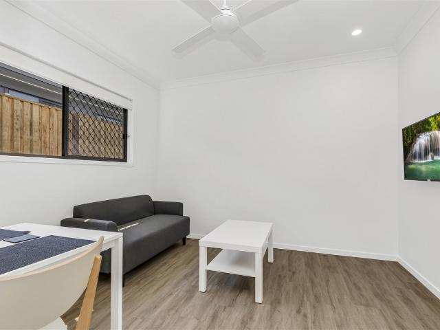 NEAR NEW OXLEY STUDIO UNIT CONVENIENT LOCATION