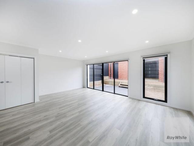 Near New Parkside Townhouse with Stunning City Views