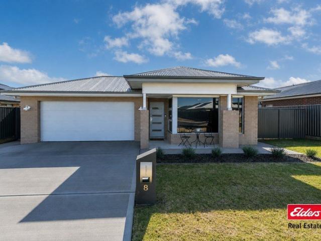 NEAR NEW PERFECTION IN SOUTHLAKES ESTATE
