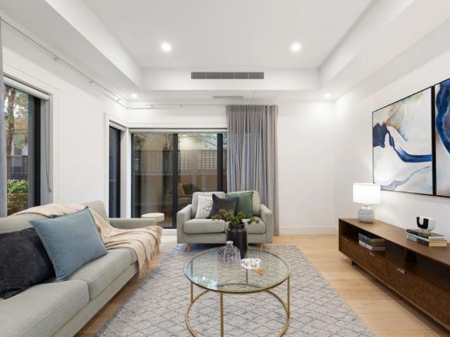 Near New Prime Caulfield Living Moments from Parks & Transport