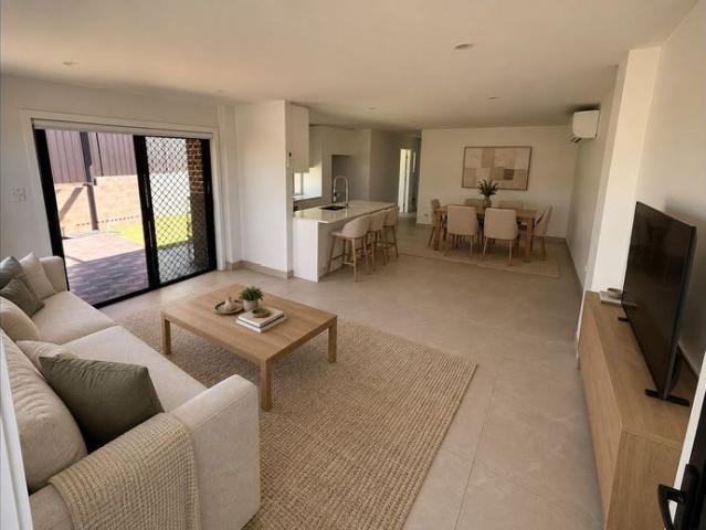 NEAR NEW SPACIOUS 3 BEDROOM GRANNY FLAT!