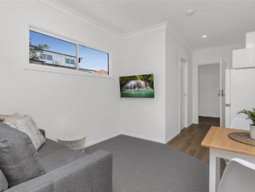 NEAR NEW SPACIOUS STUDIO UNIT IN COOPERS PLAINS