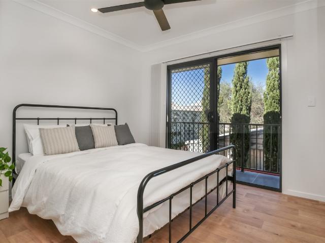 NEAR NEW STUDIO UNIT WITH PARKING CONVENIENT ROCKLEA LOCATION