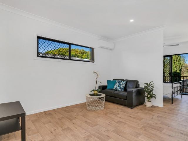 NEAR NEW STUDIO UNIT WITH PARKING CONVENIENT ROCKLEA LOCATION
