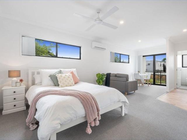 NEAR NEW STUDIO UNIT IN COOPERS PLAINS