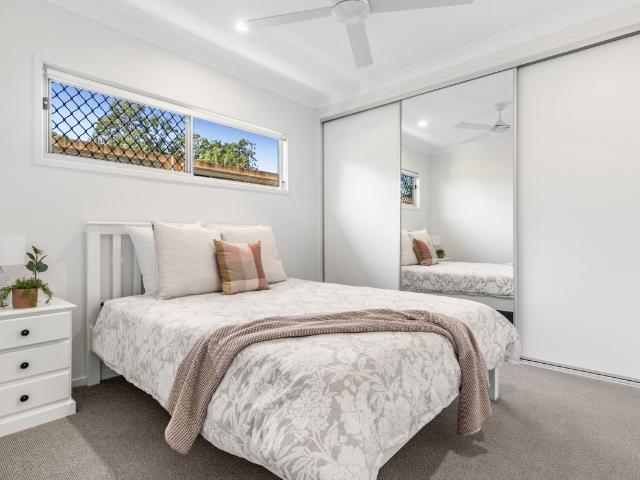 NEAR NEW STUDIO UNIT IN SUNNYBANK GREAT, CONVENIENT LOCATION