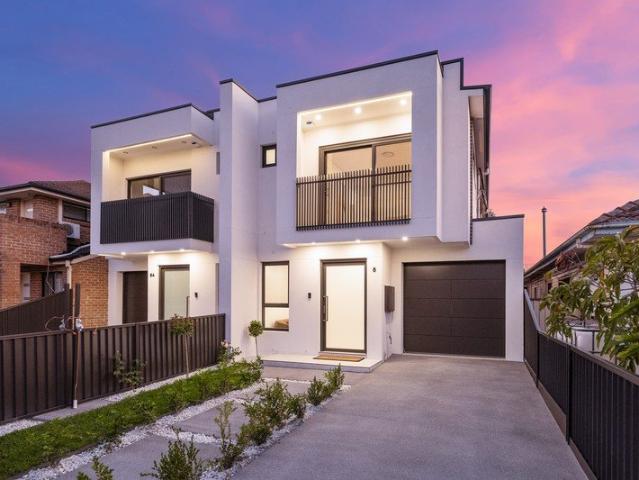 Near New Stunning Home!