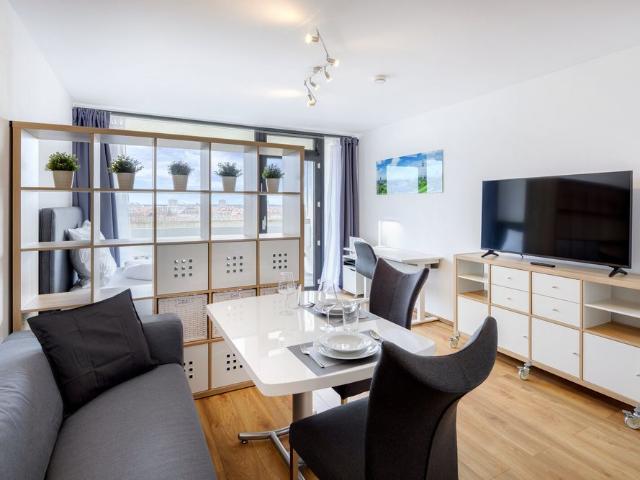 Near BMW: Temporary living in 1 room apartment in Schwabing
