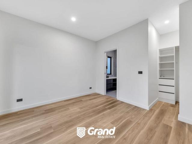 NEAR BRAND NEW AND MODERN 3 BEDROOM UNIT IN DOVETON !