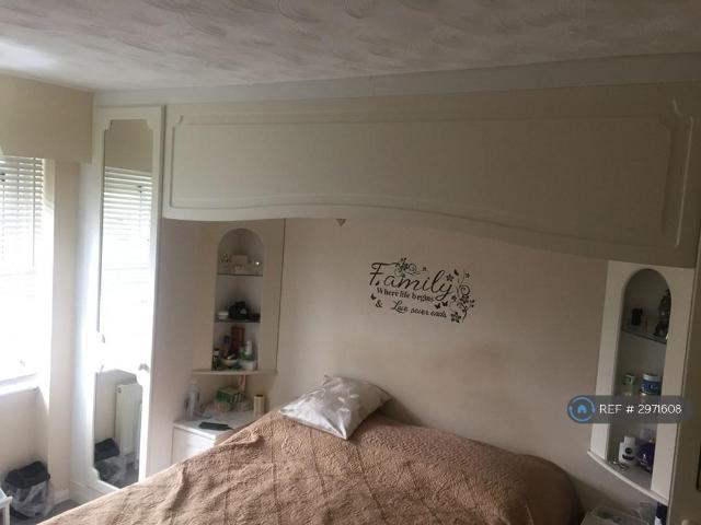 Near Carshalton Station, Carshalton, SM5 1 bed in a house share to rent £675 pcm £156 pw