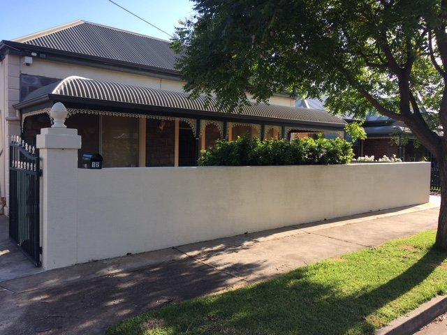NEAR CBD LARGE FAMILY HOME 3 BEDROOMS, 2 LIVING AREAS + DINE