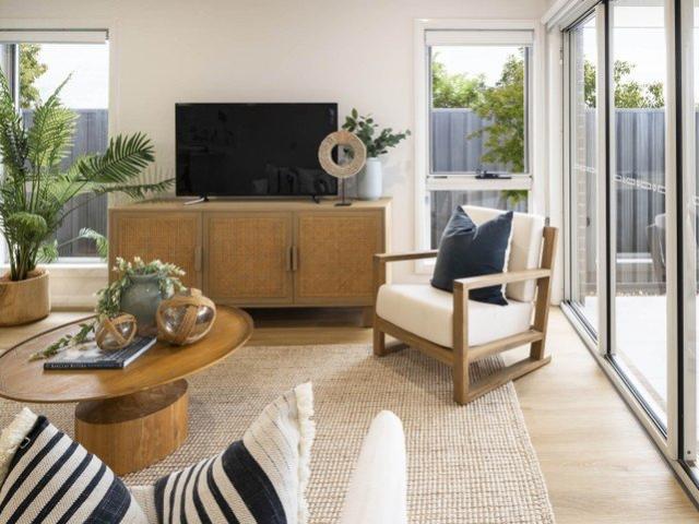 NEAR COMPLETE BRAND NEW MAC JONES HOME