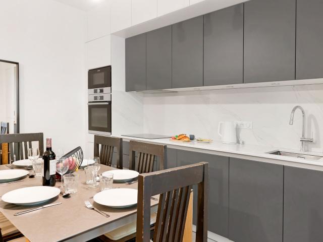 Near Eiffel Tower: Luxury Apartment