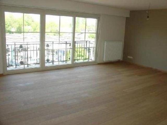 Near Stockel apartment 3 bedrooms, terrace +poss pkg