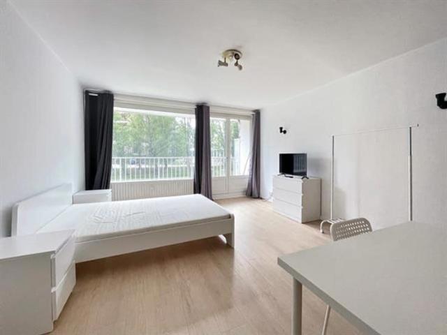 Near UCL Semi furnished studio +/ 32 m² with terrace