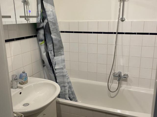 Near University Hospital: Quiet apartment with garage