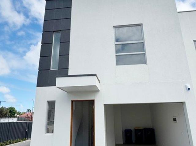 Nearly Brand New, Modern and Stylish 3 Bedroom Townhouse in Ridleyton