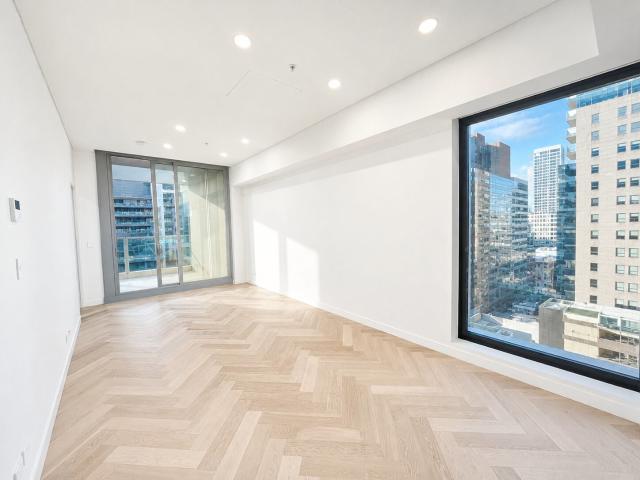 Nearly New& North Facing& Pool Gym included& Super convenient location