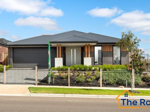 ! Nearly New, Commodious Pre Display Home for rent in Mambourin !