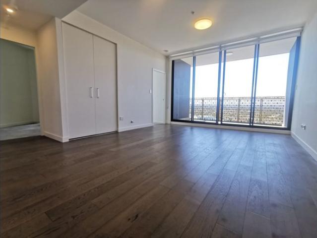 Nearly New High Level Two Bedrooms Apartment with City Views