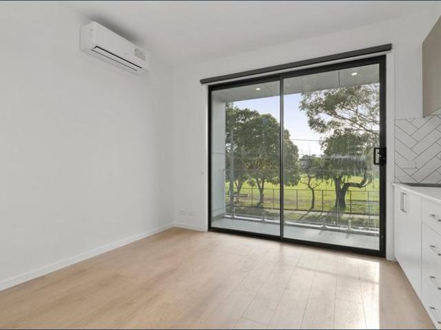 Nearly New Studio 2nd Floor with Balcony Overlooking Gardens Walk to Shops