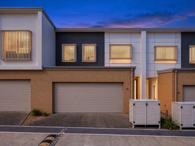 Nearly New Stylish & Low Maintenance Family Living in Parkinson Location