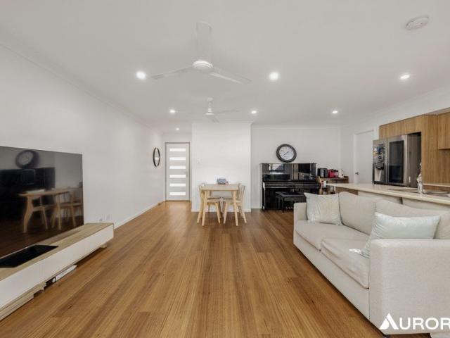 Nearly New Stylish & Low Maintenance Family Living in Parkinson Location