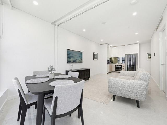 Nearly New! 1 bedroom unit with study or 2nd bedroom