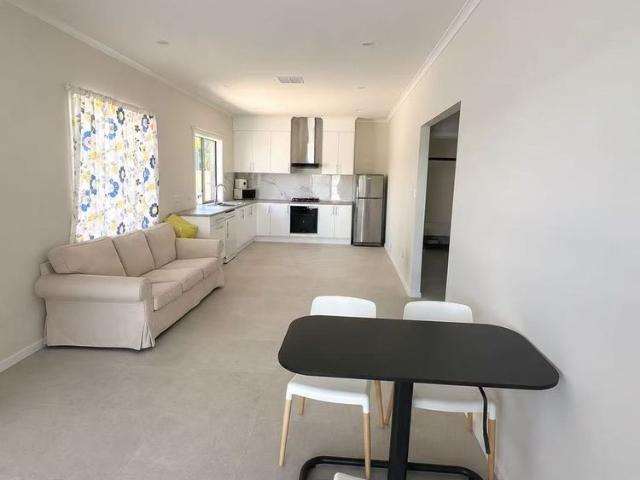 Nearly New 2 Bedroom Granny Flat | Private Living | Walk to Marden Shopping Centre