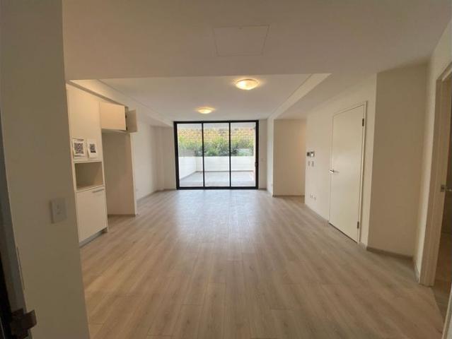 Nearly new 2 bedrooms Plus Large Yard Apartment huge cage