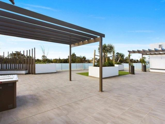 Nearly new 2 bedrooms Plus Large Yard Apartment huge cage