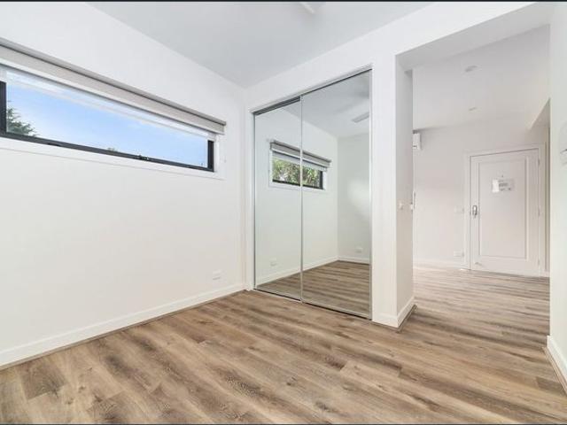 Nearly New 2 person Studio ~ Wi FI Included! 550 Mtrs to Frankston Hospital ~ Walk to Shops, Trains Private Meals and Ensuite