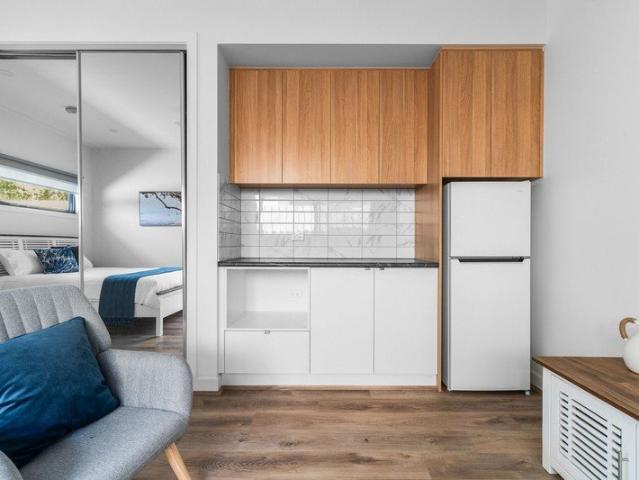 Nearly New 2 person Studio ~ Wi FI Included! 550 Mtrs to Frankston Hospital ~ Walk to Shops, Trains Private Meals and Ensuite