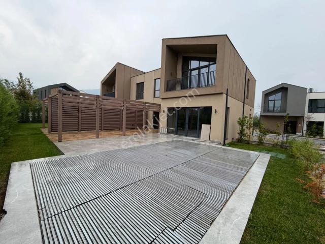 Nef Sapanca’da Müstakil Havuzlu 5+1 Kiralık Villa