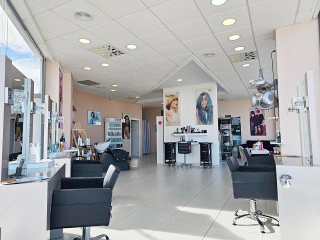 Negocio en pleno funcionamiento: Peluquería y Centro de Belleza en Ondara