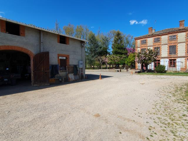 NEGREPELISSE Maison de maître de 750 m2 avec dépendances sur 2 hectares et plus