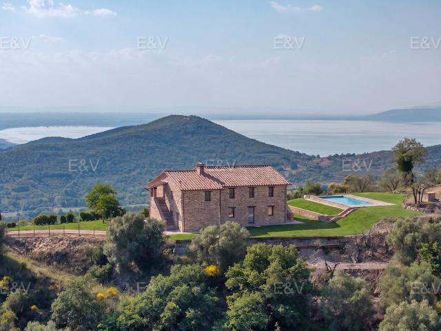 Nel comune di Panicale troviamo questo meraviglioso casale i. 370m² Panicale