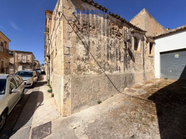 Nel caratteristico centro storico di Noto, in Vico Cultrera. 116m² Noto