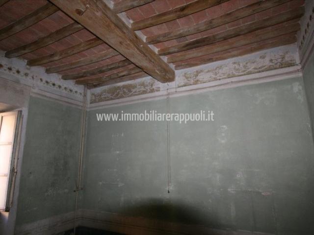 Nel cuore del centro storico di Sinalunga, proponiamo in ven. 724m² Sinalunga