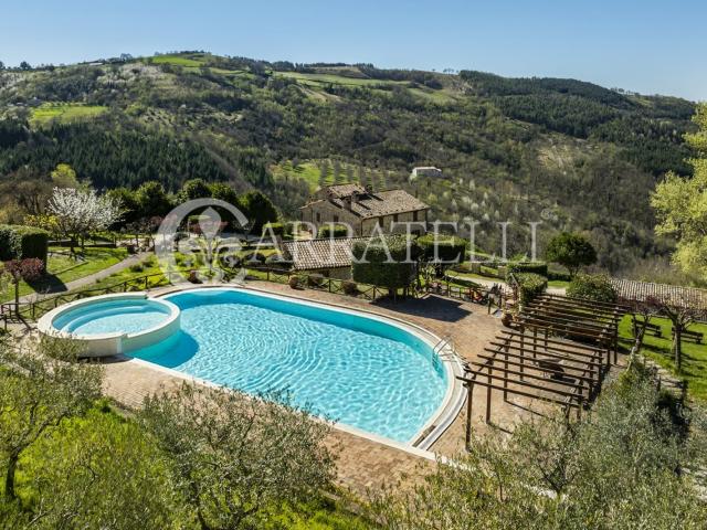 Nel cuore dell'Umbria, questa prestigiosa tenuta comprende c. 2900m² Valfabbrica